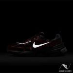 خرید کتونی نایکی V2K Run اصل رنگ زرشکی متالیک | قیمت و مشخصات | نیکوشوز - Image 10